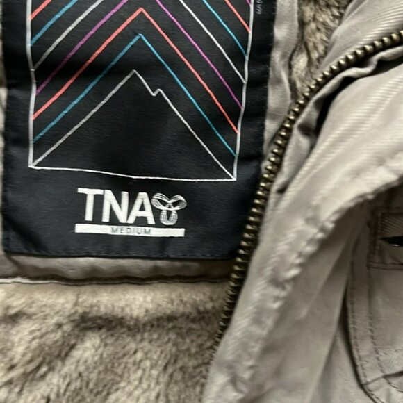 Green Parka by TNA Size M Woman’s Tan Faux Fur Lining and 4 Pockets *no hood fur - Picture 3 of 12